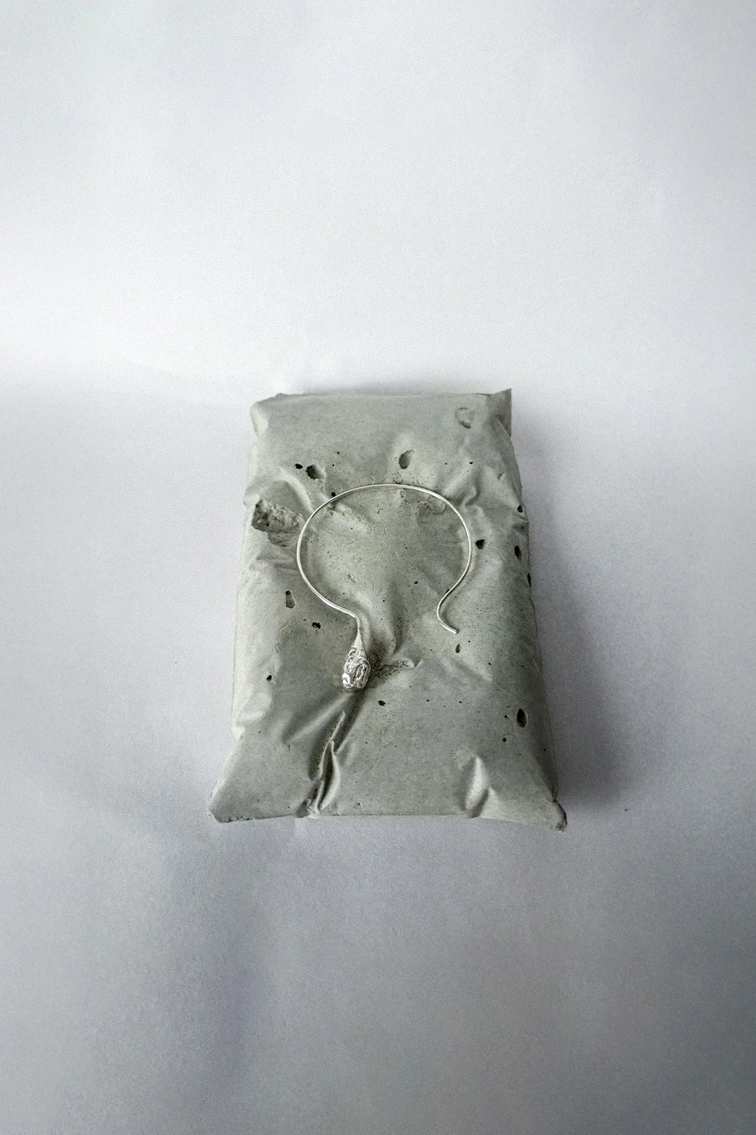 BRIGHT "CRINKLED 925" EARRING - Image 7