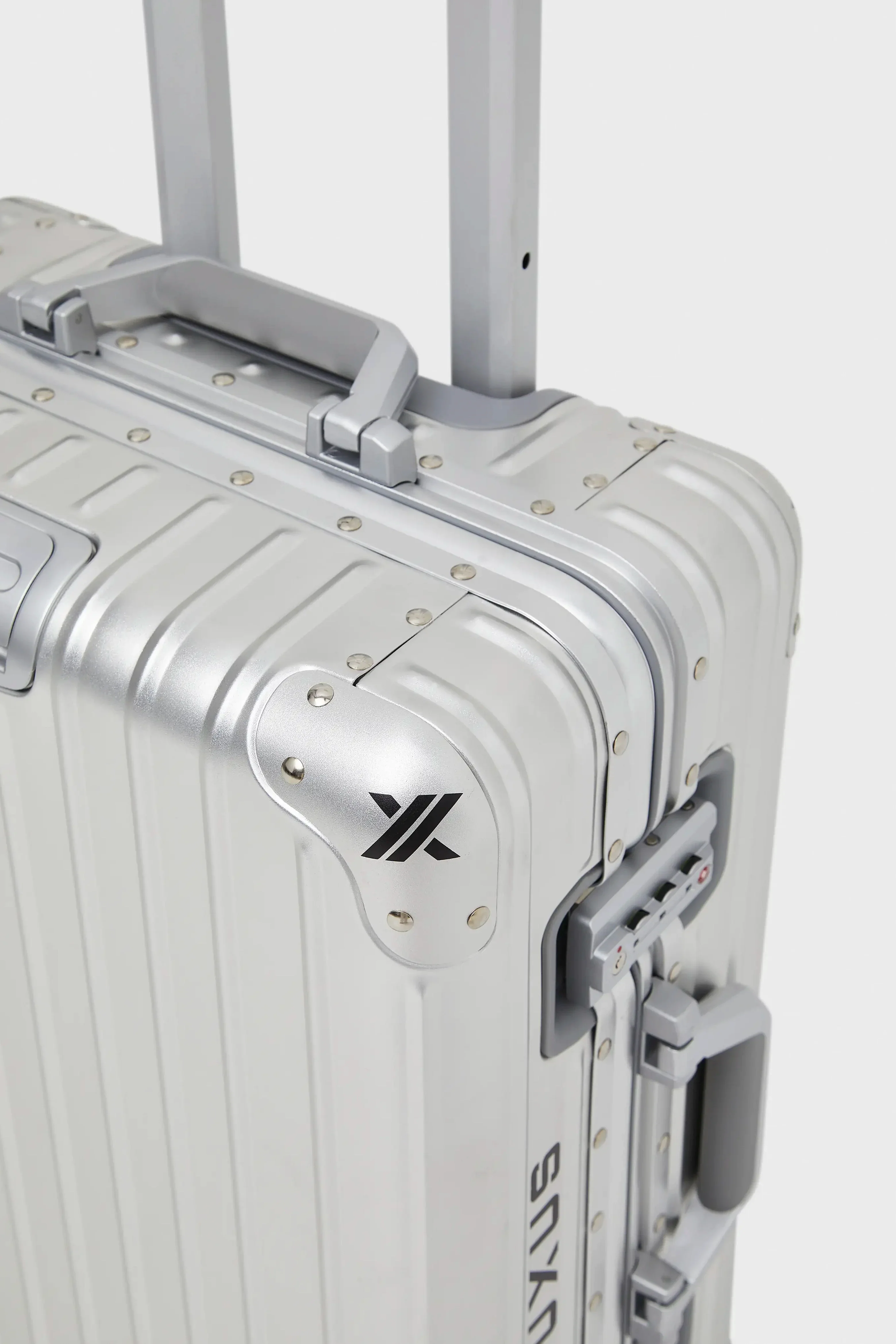 SILVER "VOYAGER" SUITCASE - Image 8
